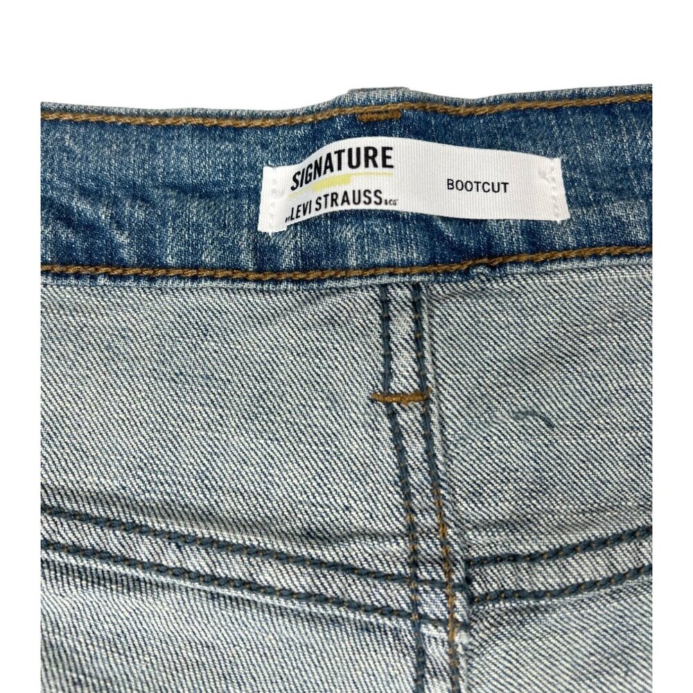 Signature Levi Strauss & Co. Mens Bootcut Jeans Blue Light Wash Denim 48/30 - Picture 2 of 13
